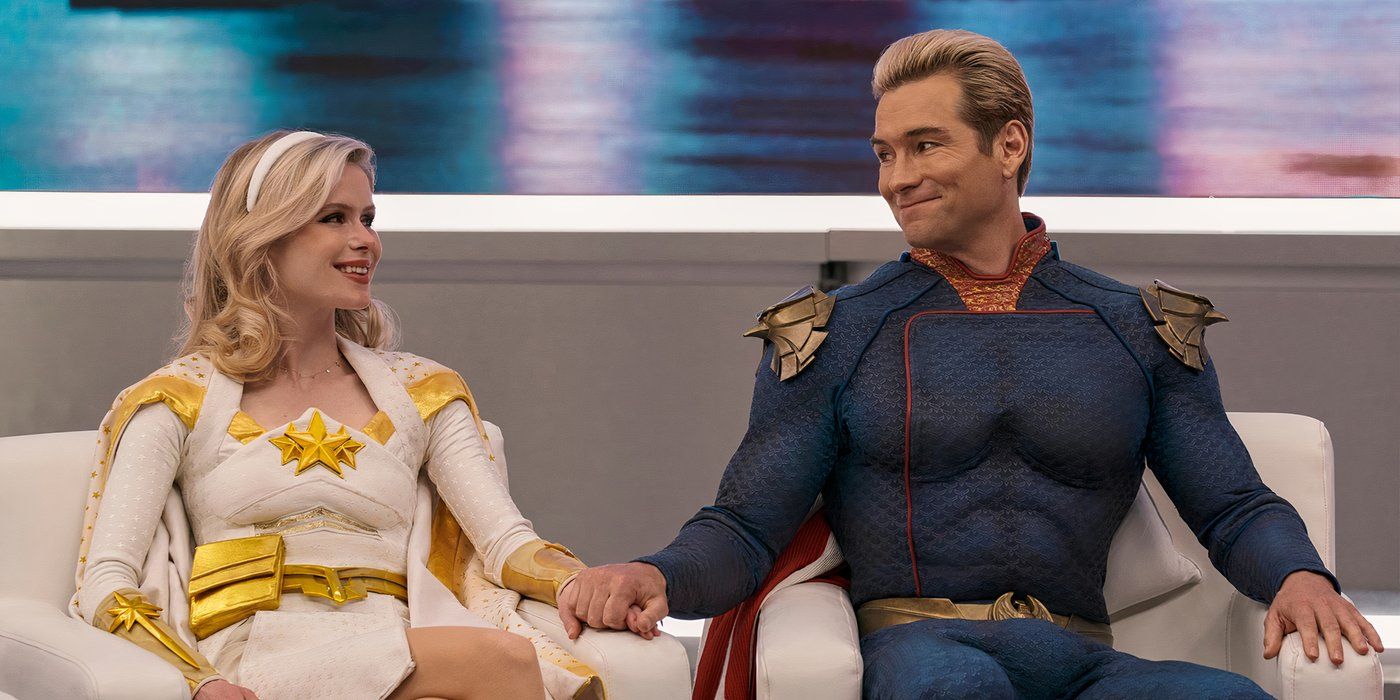 Homelander y Starlight se sientan en sillas de televisión, se miran y se toman de la mano.