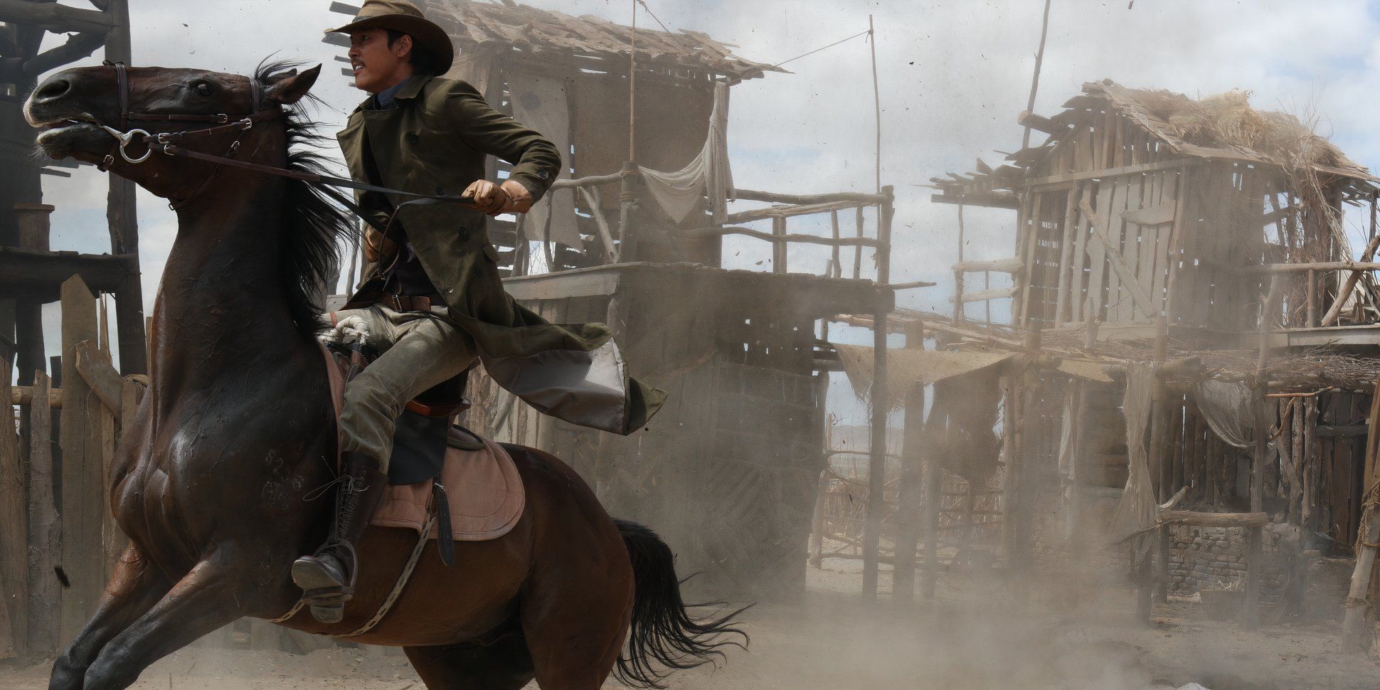 Jung Woo Sung as Park Do-won riding a horse in The Good, The Bad, The Weird