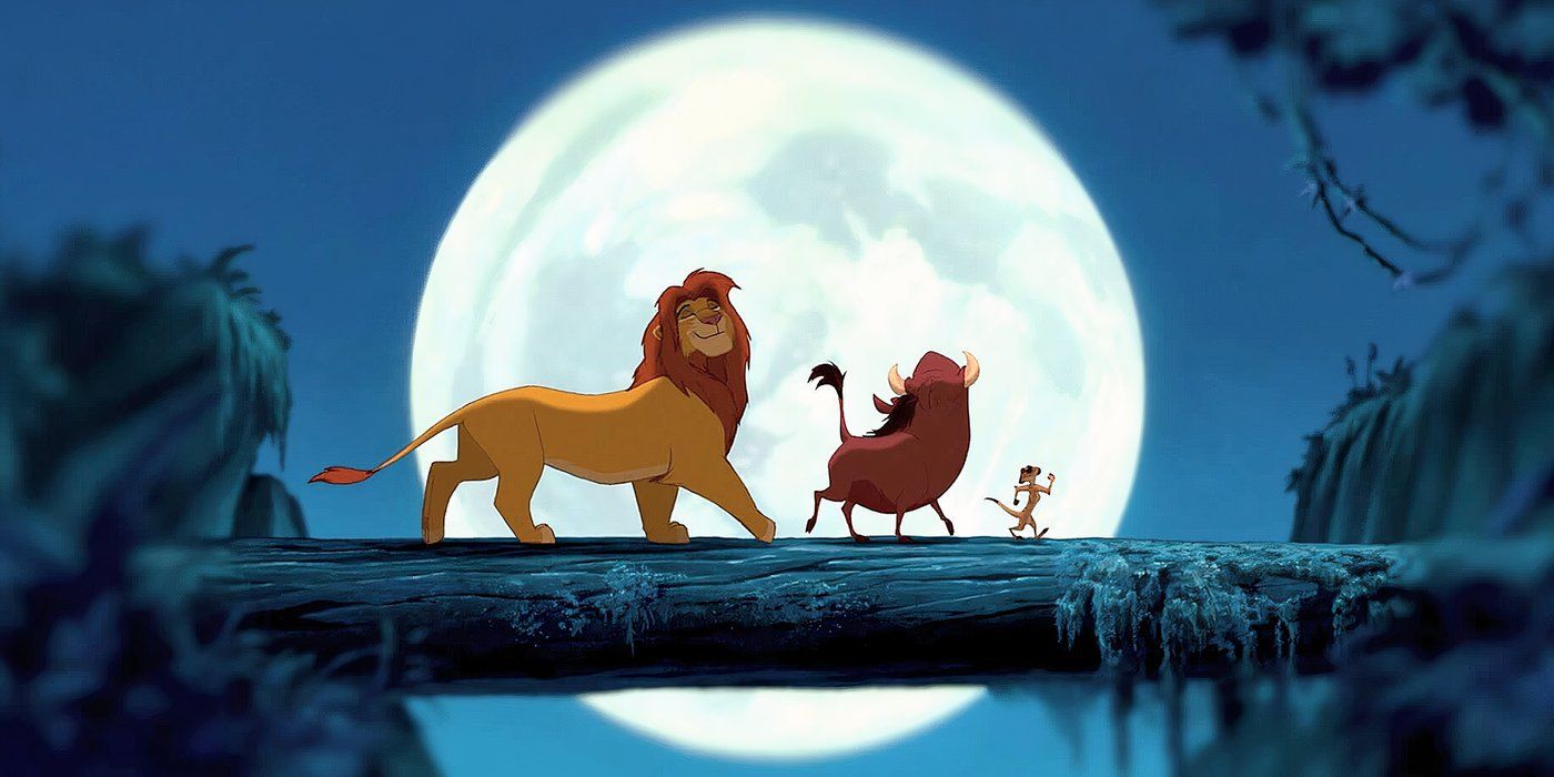Timón, Pumba y Simba cruzan un tronco bajo la luz de la luna en El Rey León