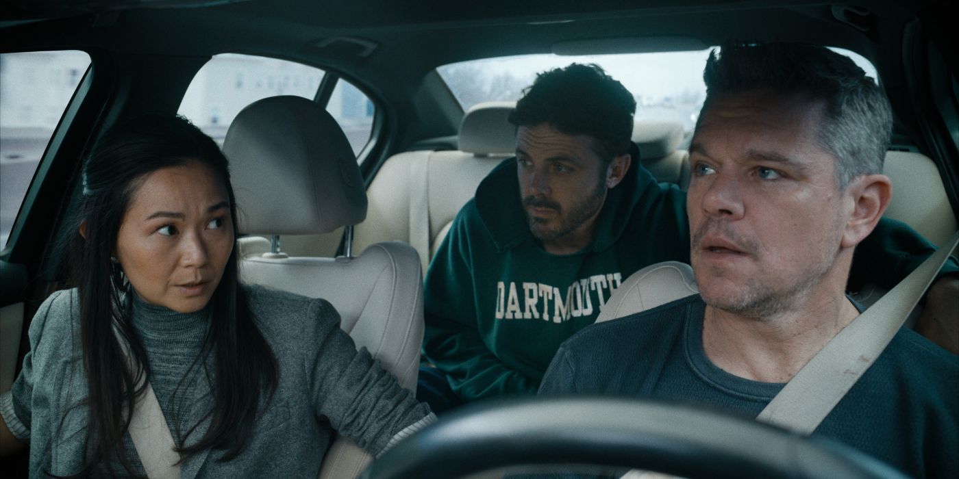 Hong Chau, Casey Affleck y Matt Damon están en el coche.