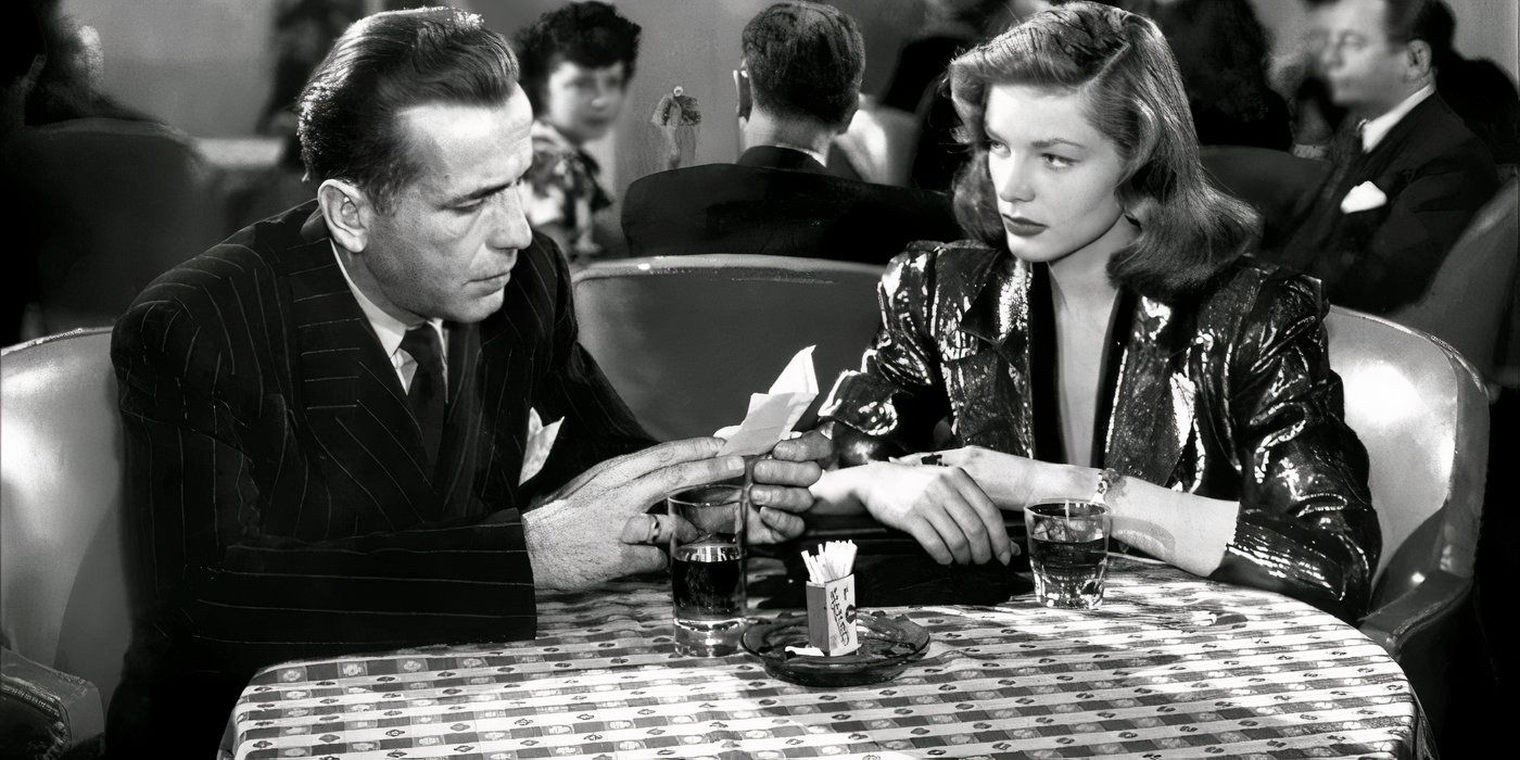 Da esquerda para a direita: Marlowe (Humphrey Bogart) senta-se em frente a Vivian (Lauren Bacall) em uma mesa em um restaurante chique enquanto lê um pequeno pedaço de papel