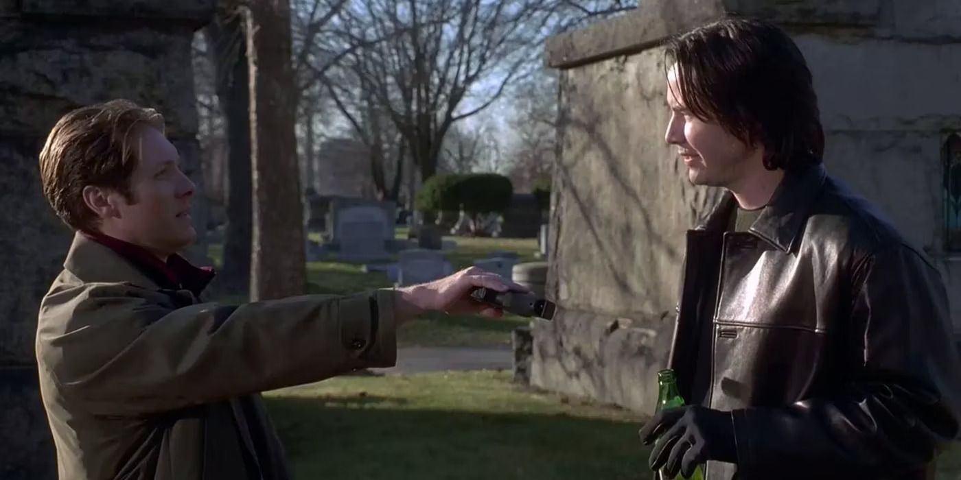 Campbell (James Spader) holding Griffin (Keanu Reeves) at bay with a gun in The Watcher (2000)