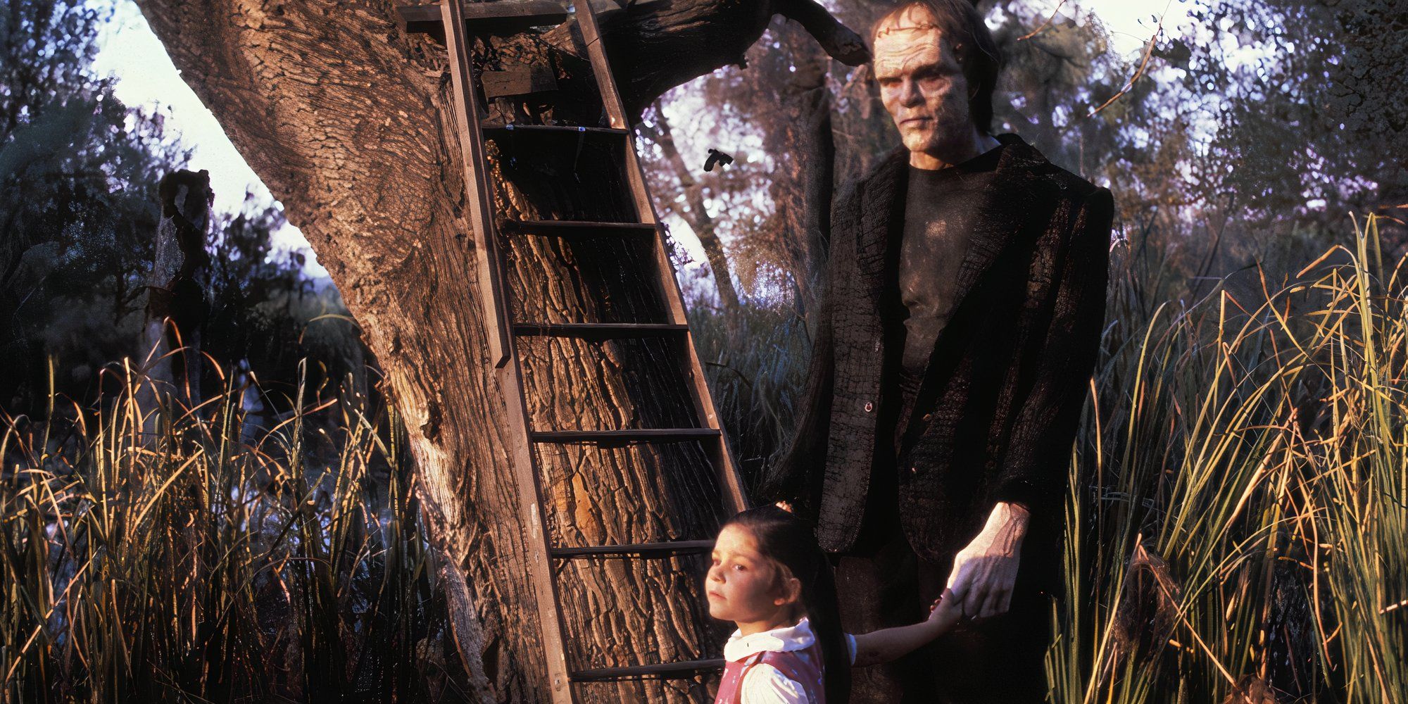 Tom Noonan como Frankenstein y Ashley Banks como Phoebe en Monster Squad