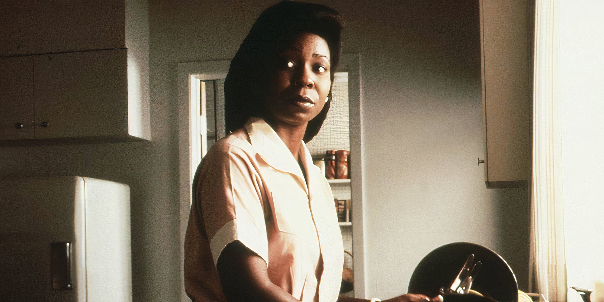 Whoopi Goldberg, que interpretó a Odessa en The Long Walk Home, está lavando los platos.