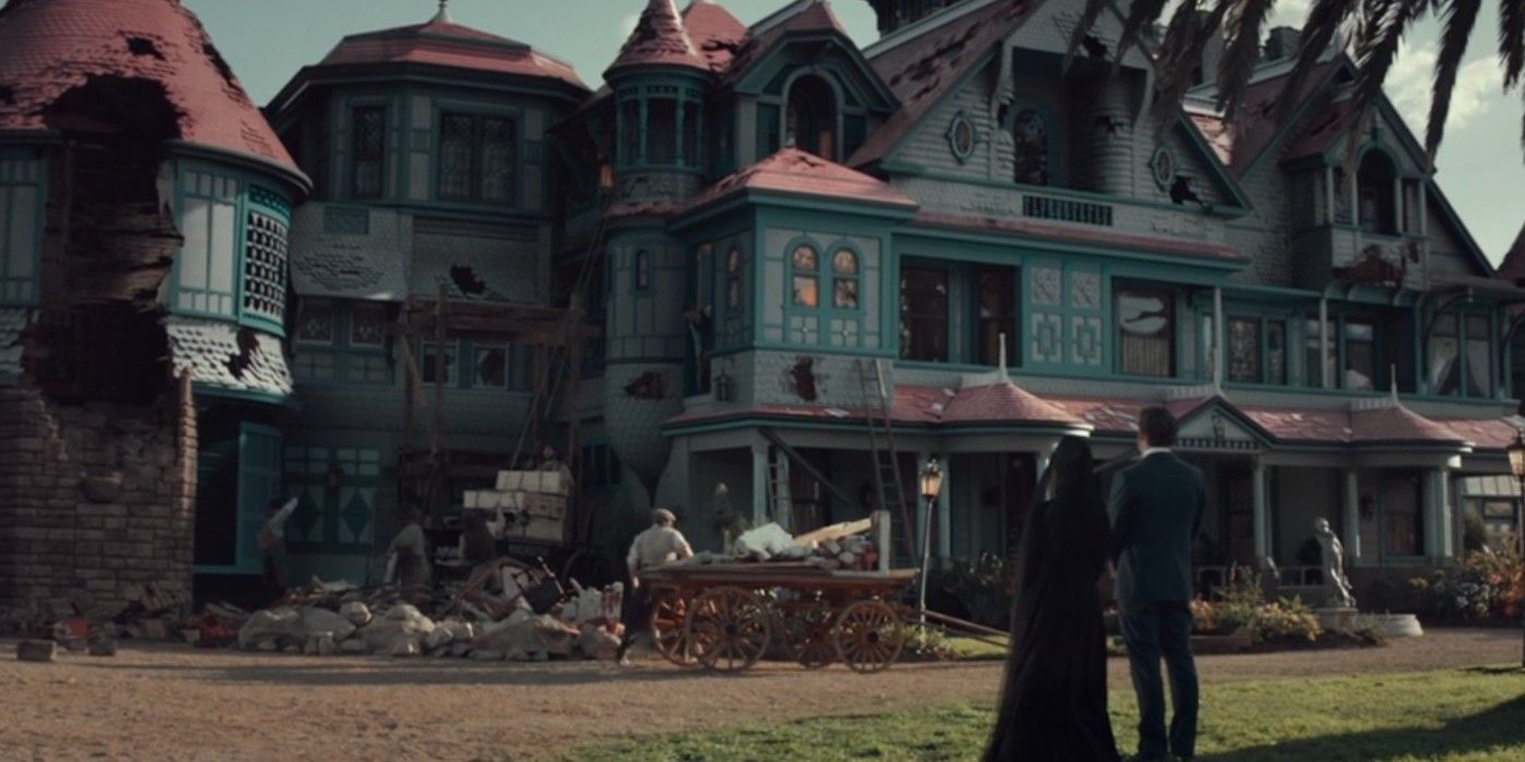 Actors Jason Clarke and Helen Mirren as Eric Price and Sarah Winchester stand in front of a damaged house in Winchester (2018)