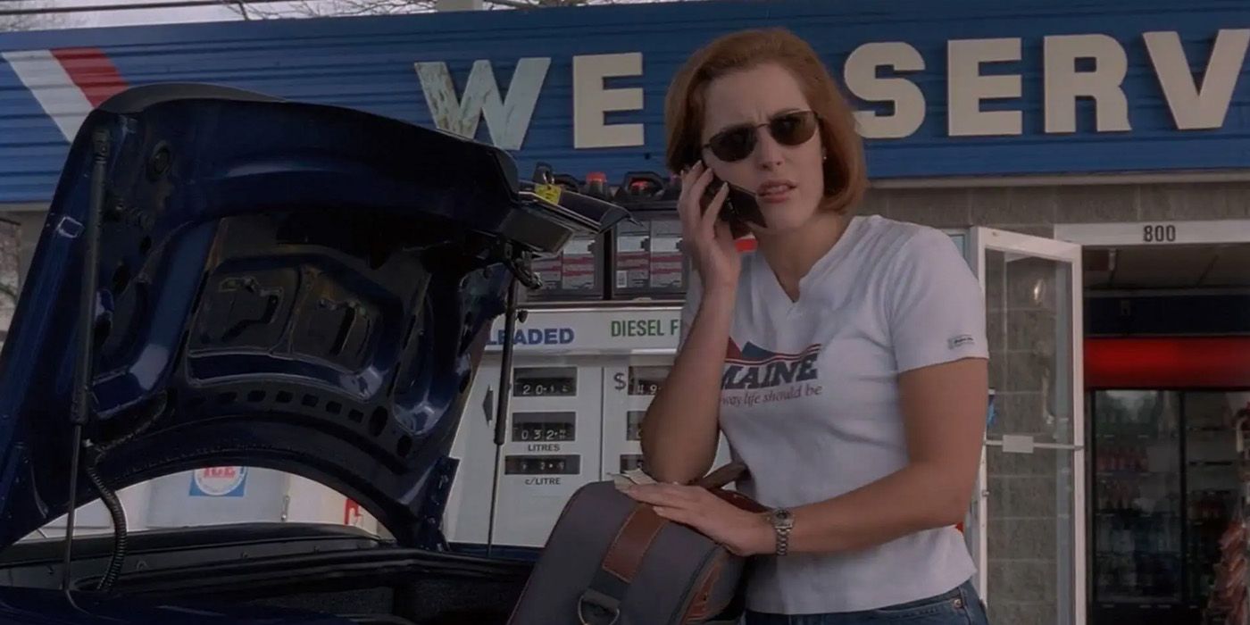 Dana Scully (Gillian Anderson) repara un coche en un episodio de The X-Files "Correa."