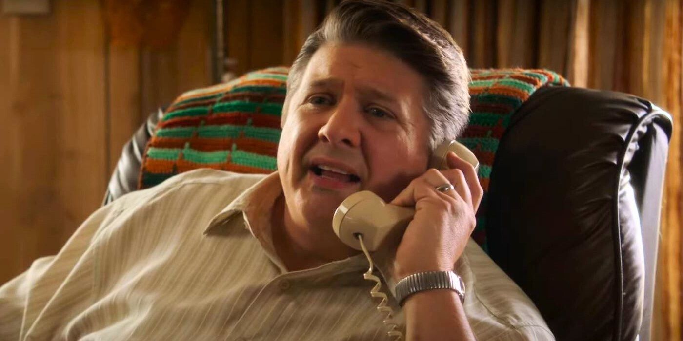 George Cooper Sr., played by Lance Barber, is on the phone in Young Sheldon