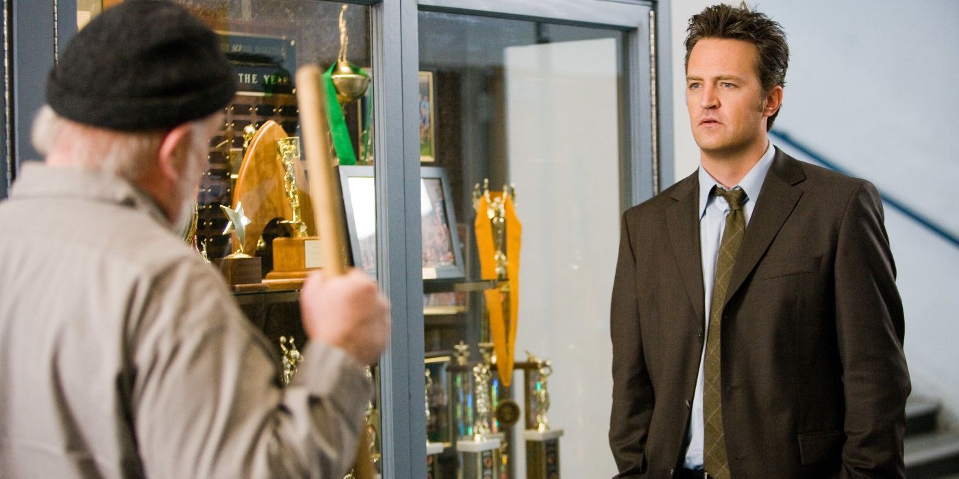 Matthew Perry as Mike O'Donnell in front of trophies in 17 again