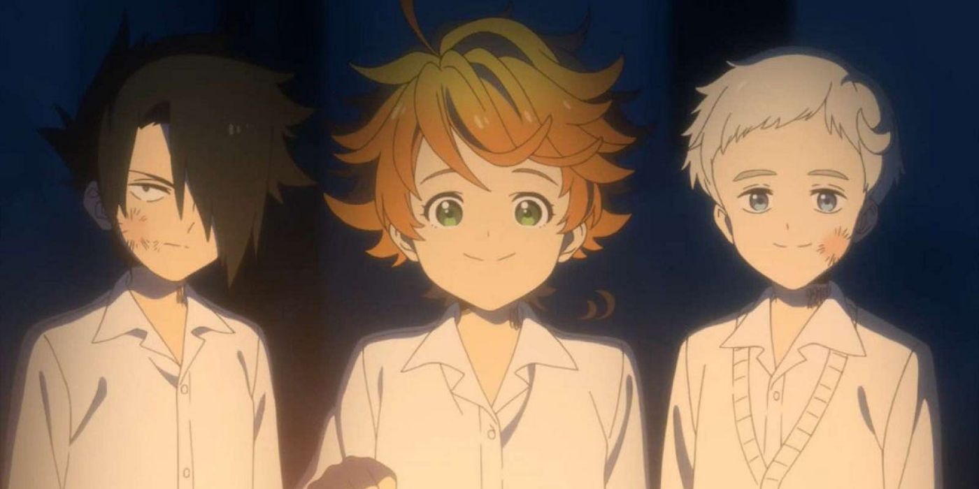 Emma sosteniendo una linterna y parada con Ray y Norman en un cuarto oscuro en The Promised Neverland.