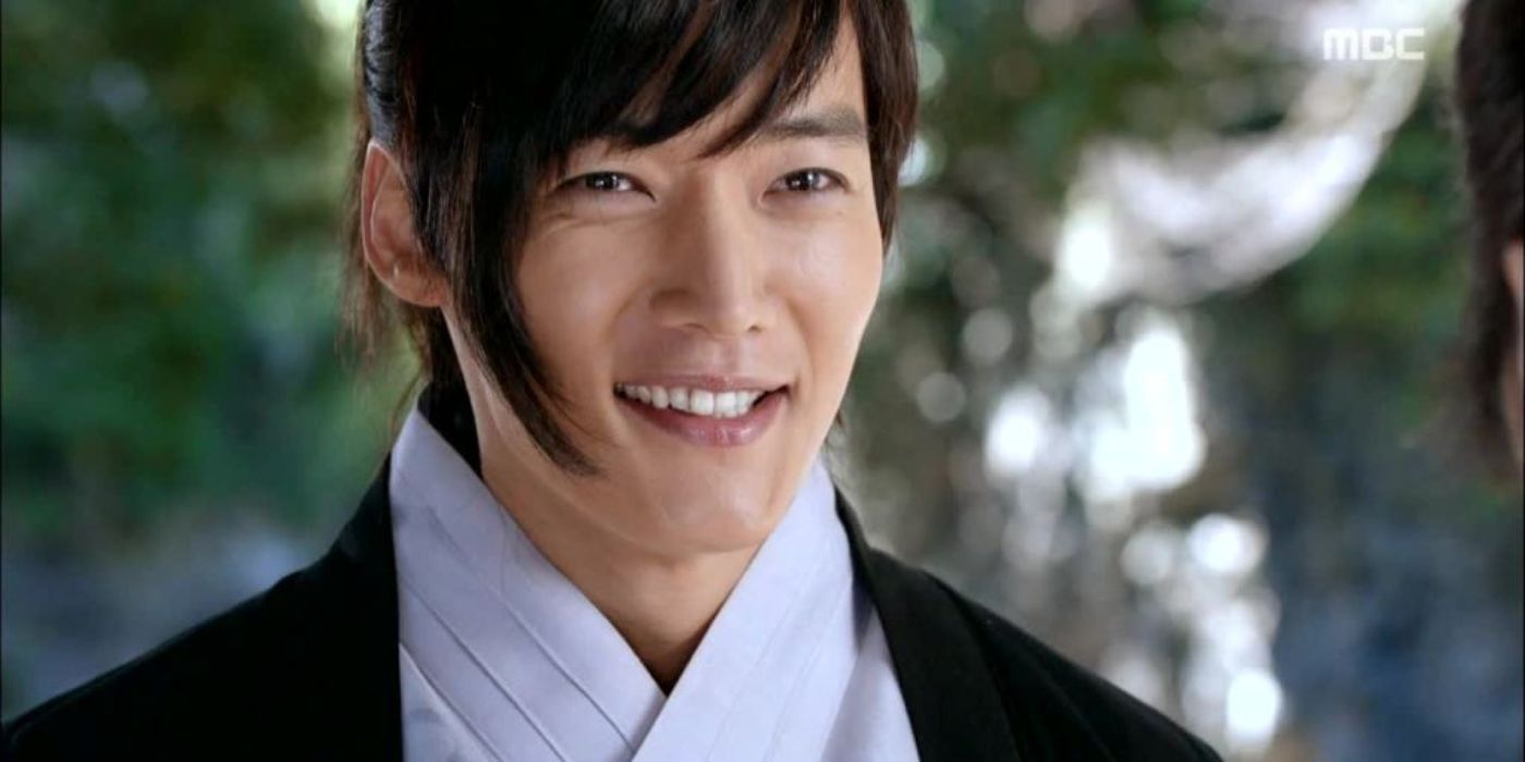 A smiling Choi Jin-hyuk as a gumiho, Gu Family Book