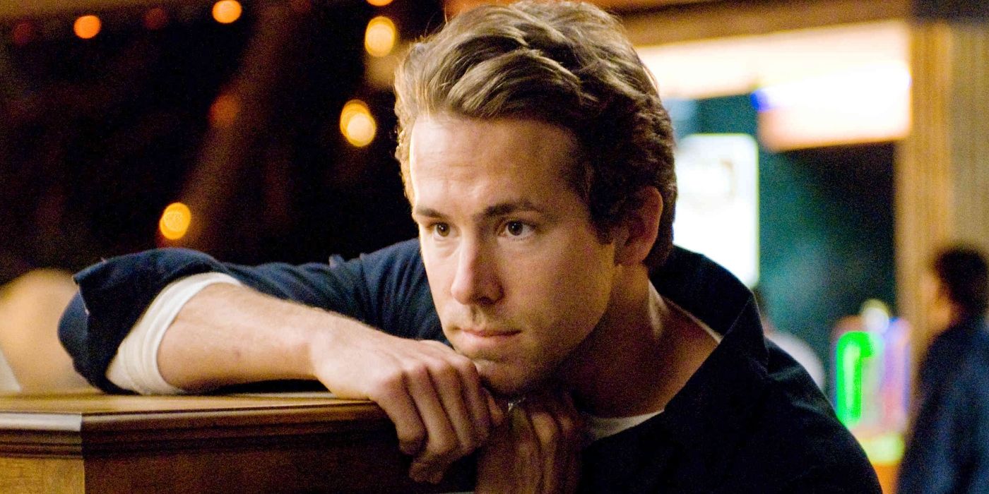 Mike, de Ryan Reynolds, apoya la cabeza entre las manos en Adventureland 