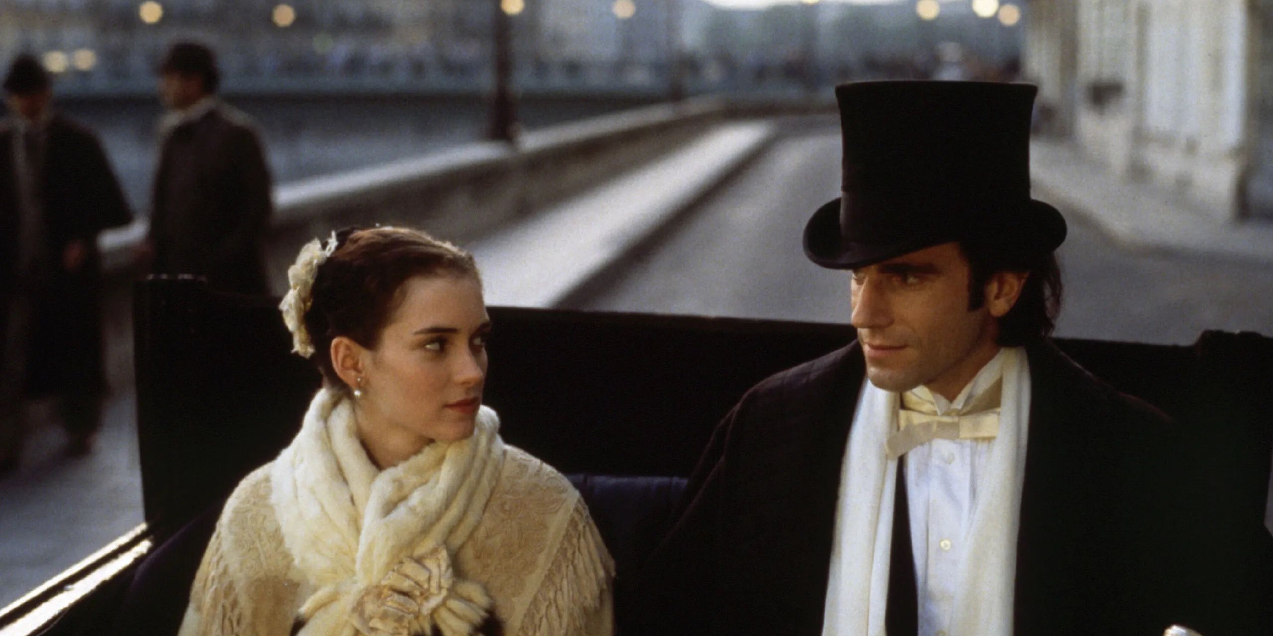 Mae Welland (Winona Ryder) y Newland Archer (Daniel Day-Lewis) en un carruaje en La era de la inocencia