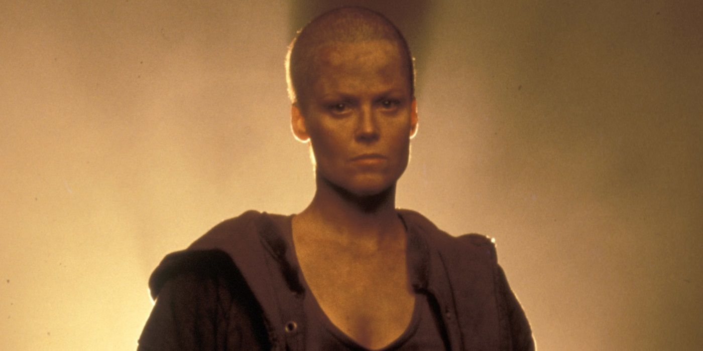 Sigourney Weaver como Ellen Ripley mira a la cámara en Alien 3 (1992)