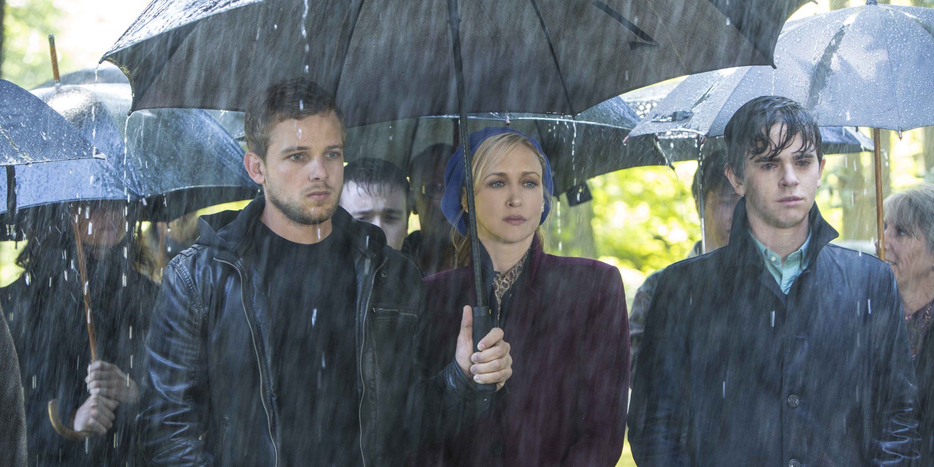 Freddie Highmore, Vera Farmiga, and Max Thieriot in Bates Motel