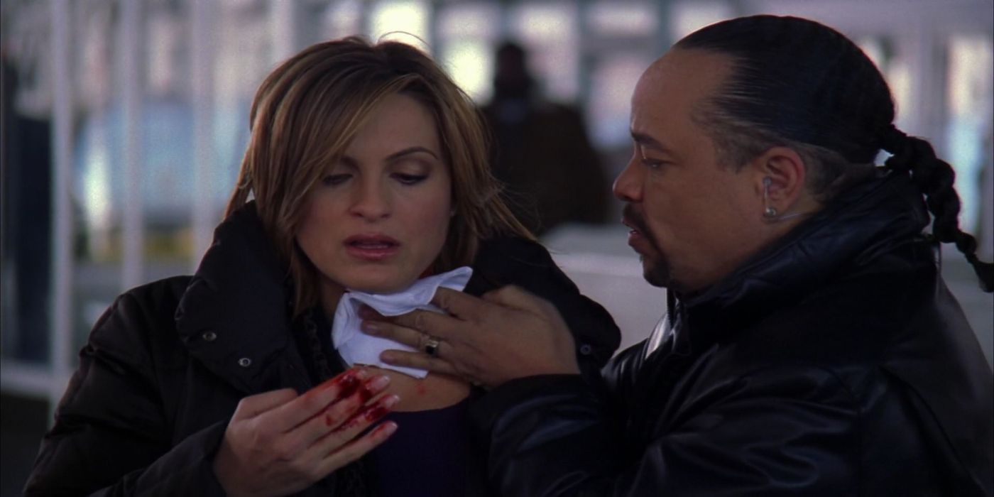 Fin Tutuola holding a tissue to Oliva Benson's neck wound in SVU. 