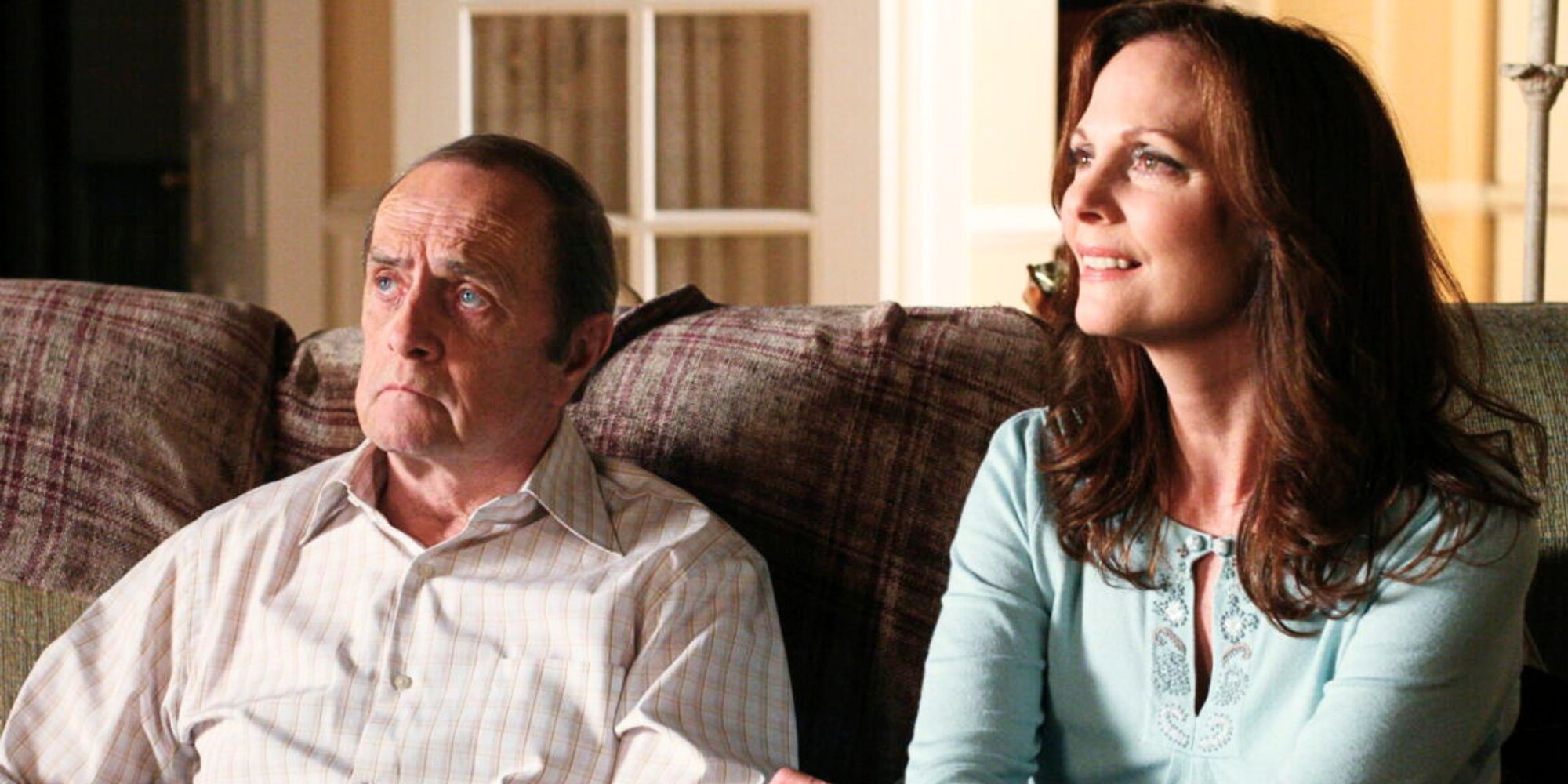 Bob Newhart sitting next to Lesley Ann Warren on a couch in Desperate Housewives