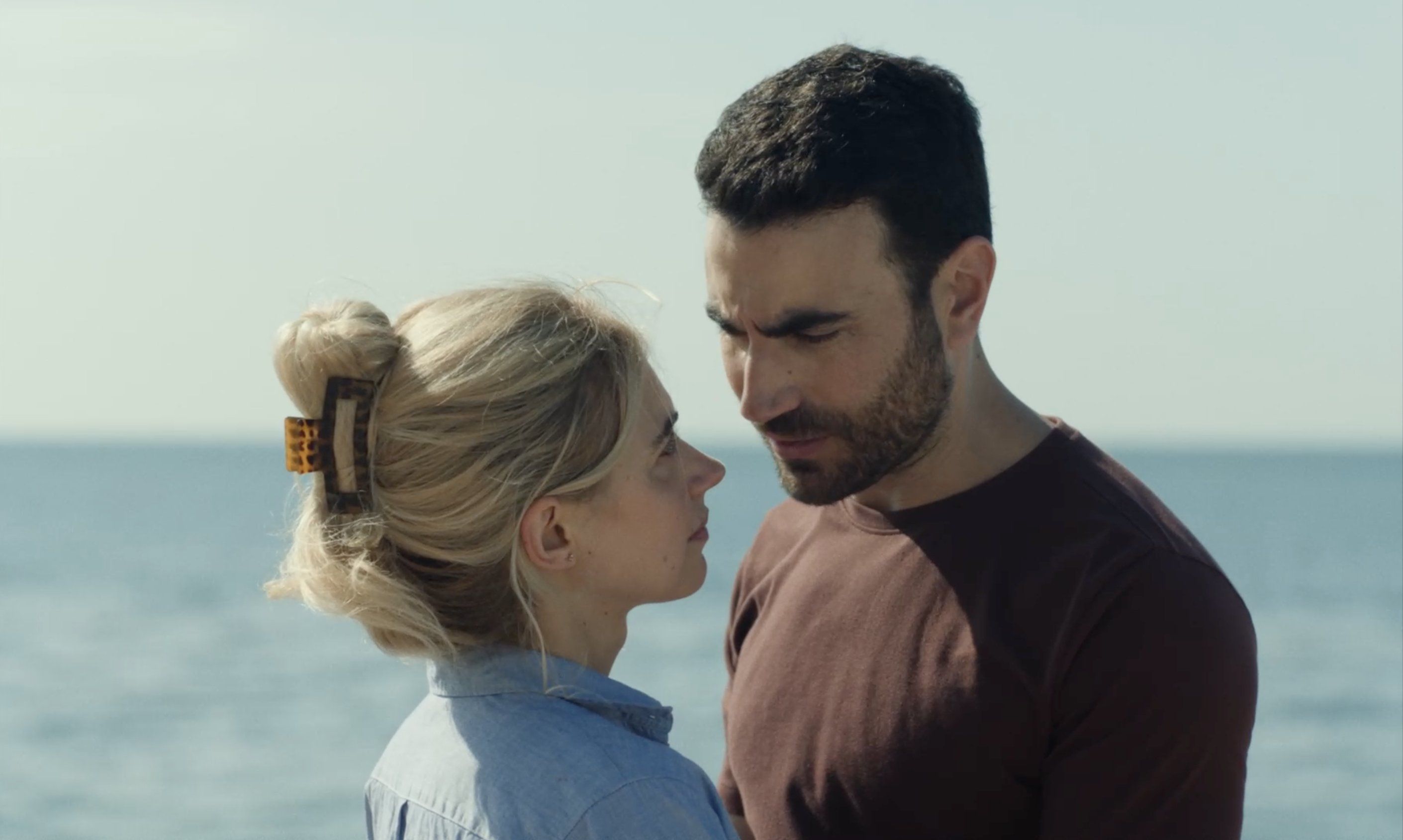 Brett Goldstein e Imogen Poots se abrazan en 'All of You'