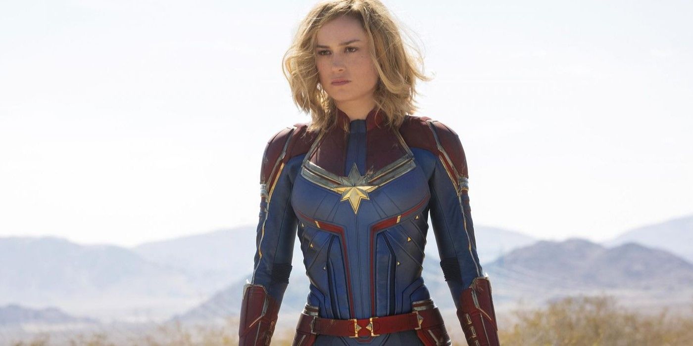 La Capitana Marvel (Brie Larson) parada sola en el desierto en 'Capitana Marvel'