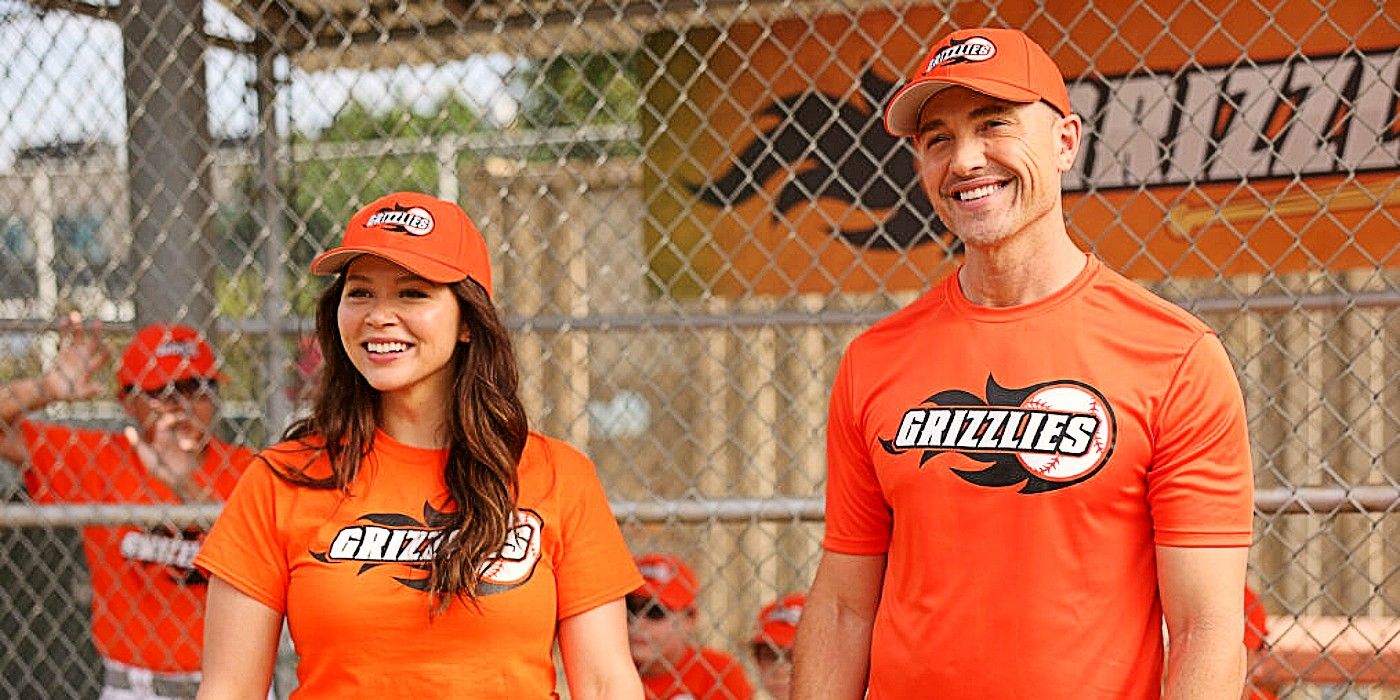 Lucy and Tim coaching a baseball team in The Rookie wearing matching hats and shirts that say "GRIZZLIES"