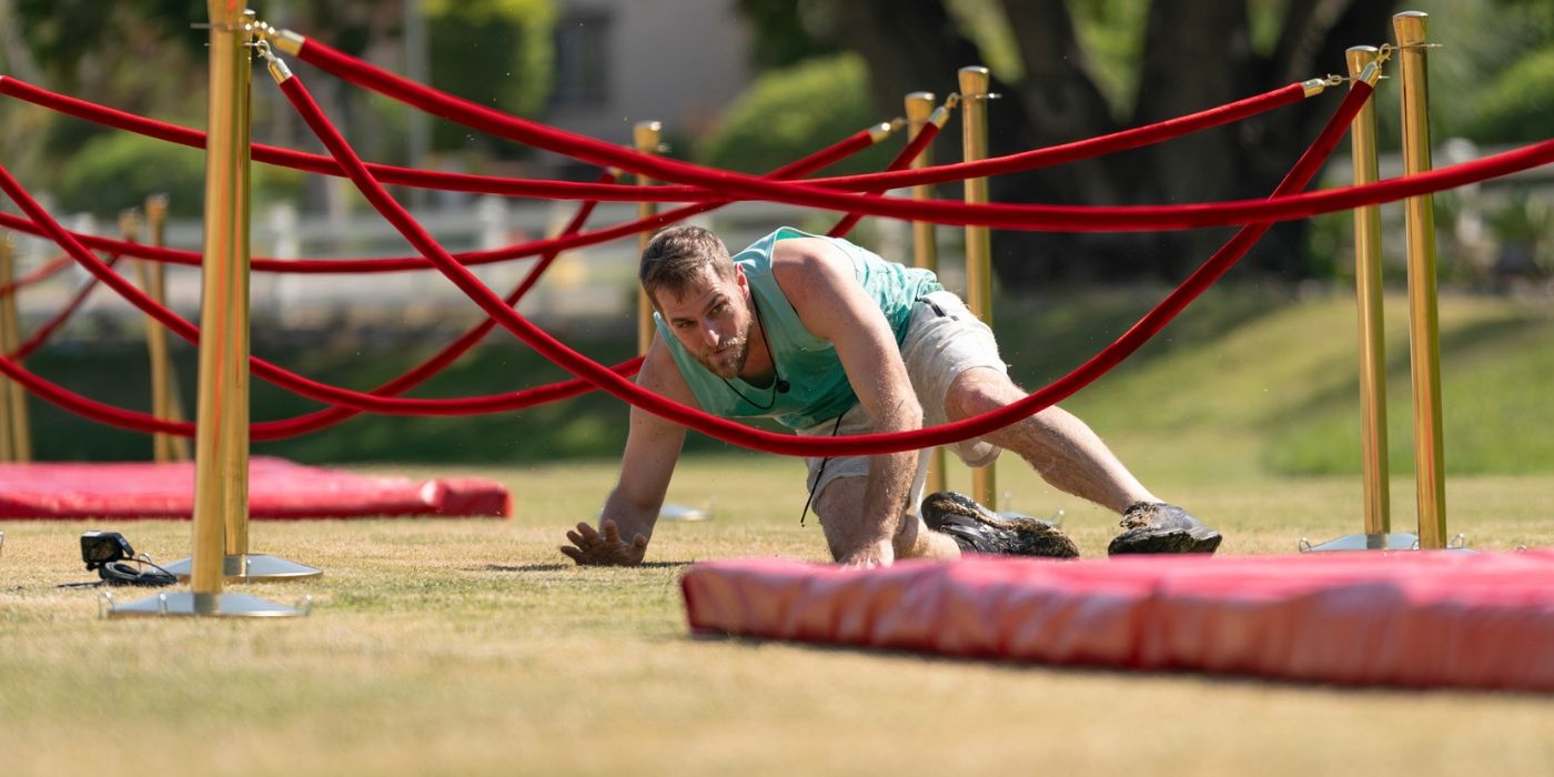 Adam hace todo lo posible para ganar el juego telefónico en la temporada 3 de 'Claim to Fame'.