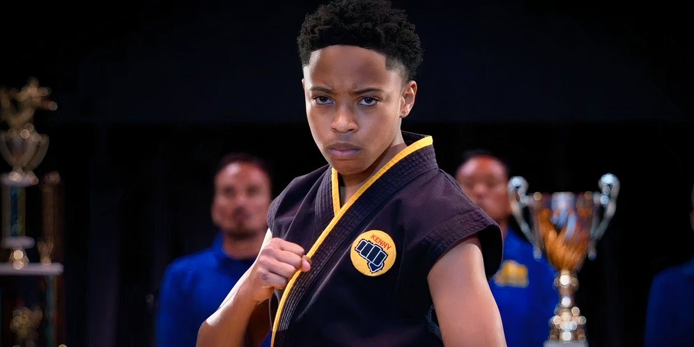 Dallas Dupree-Young como Kenny, quien levanta el puño y se prepara para la batalla en Cobra Kai.