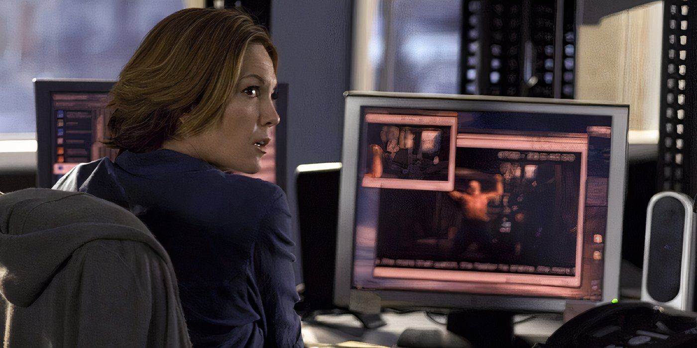 FBI agent Jennifer Marsh sitting in front of her computer in Untraceable