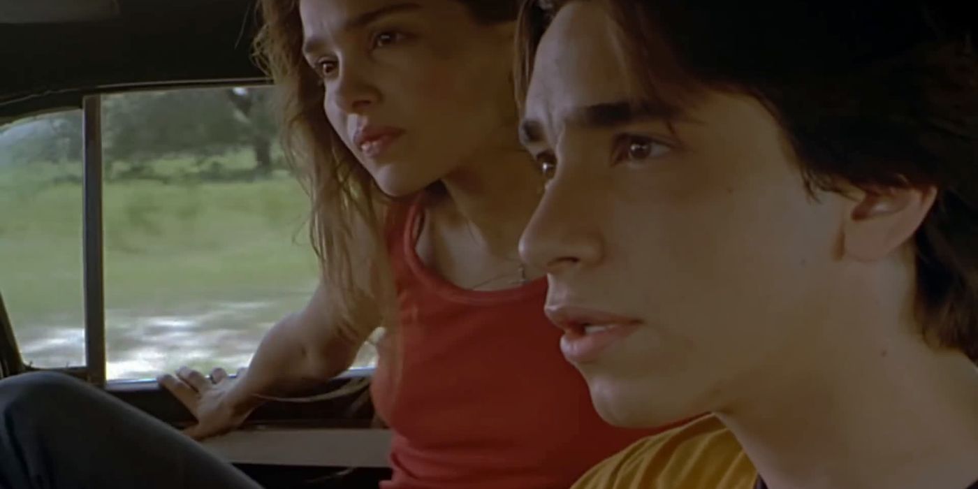 Darry and Trish observing something outside of their car, Jeepers Creepers