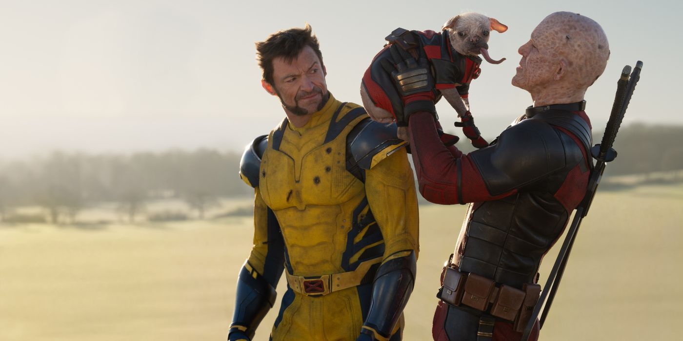 En Deadpool y Wolverine, Wolverine de Hugh Jackman mira de reojo a Deadpool de Ryan Reynolds mientras levanta a Dogpool.