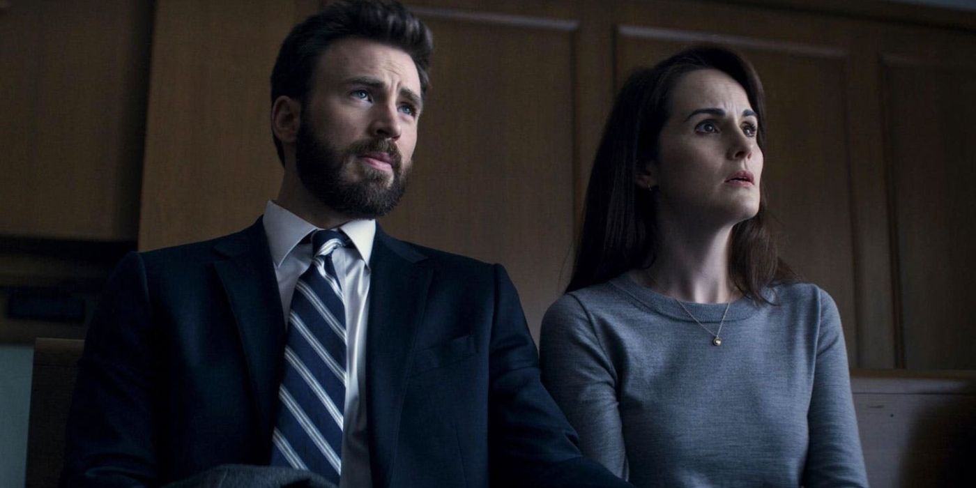 En una escena de Defending Jacob, Andy (Chris Evans) y Rory (Michelle Dockery) están sentados en la sala del tribunal.