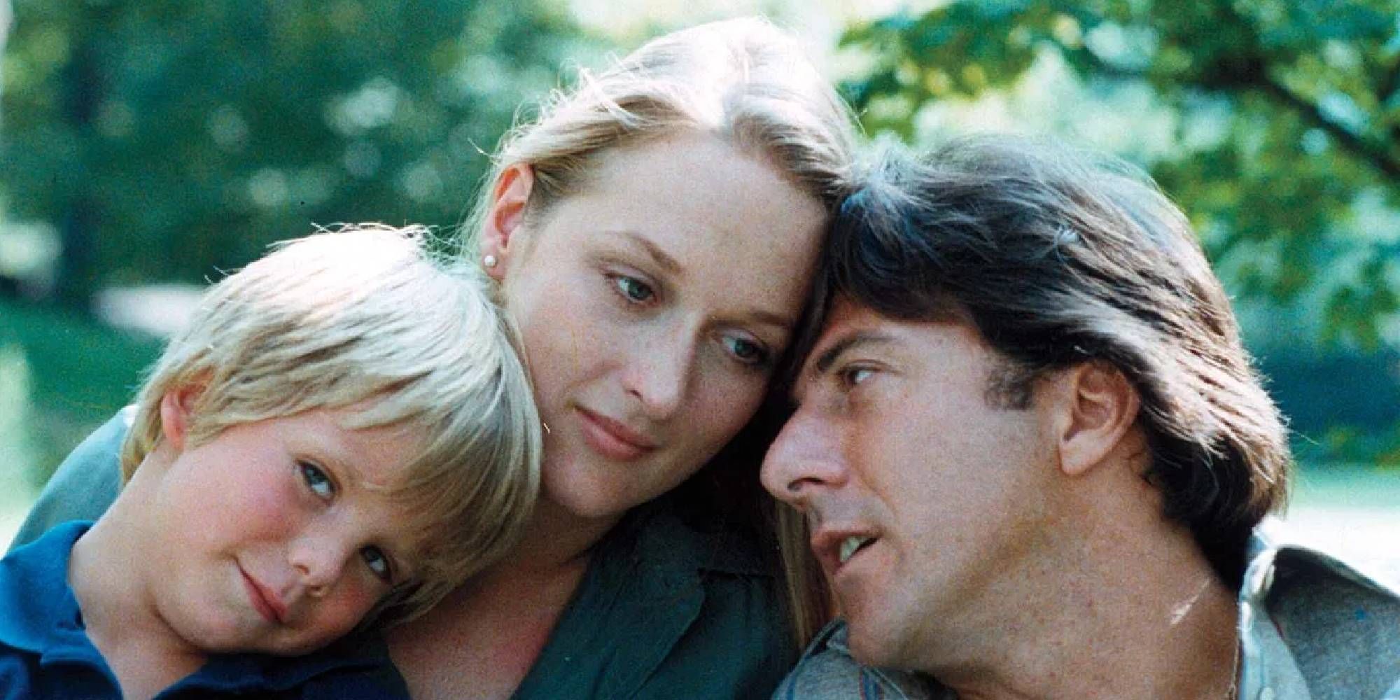 Dustin Hoffman como Ted, Justin Henry como Billy y Meryl Streep como Joanna se apoyan el uno en el otro en 