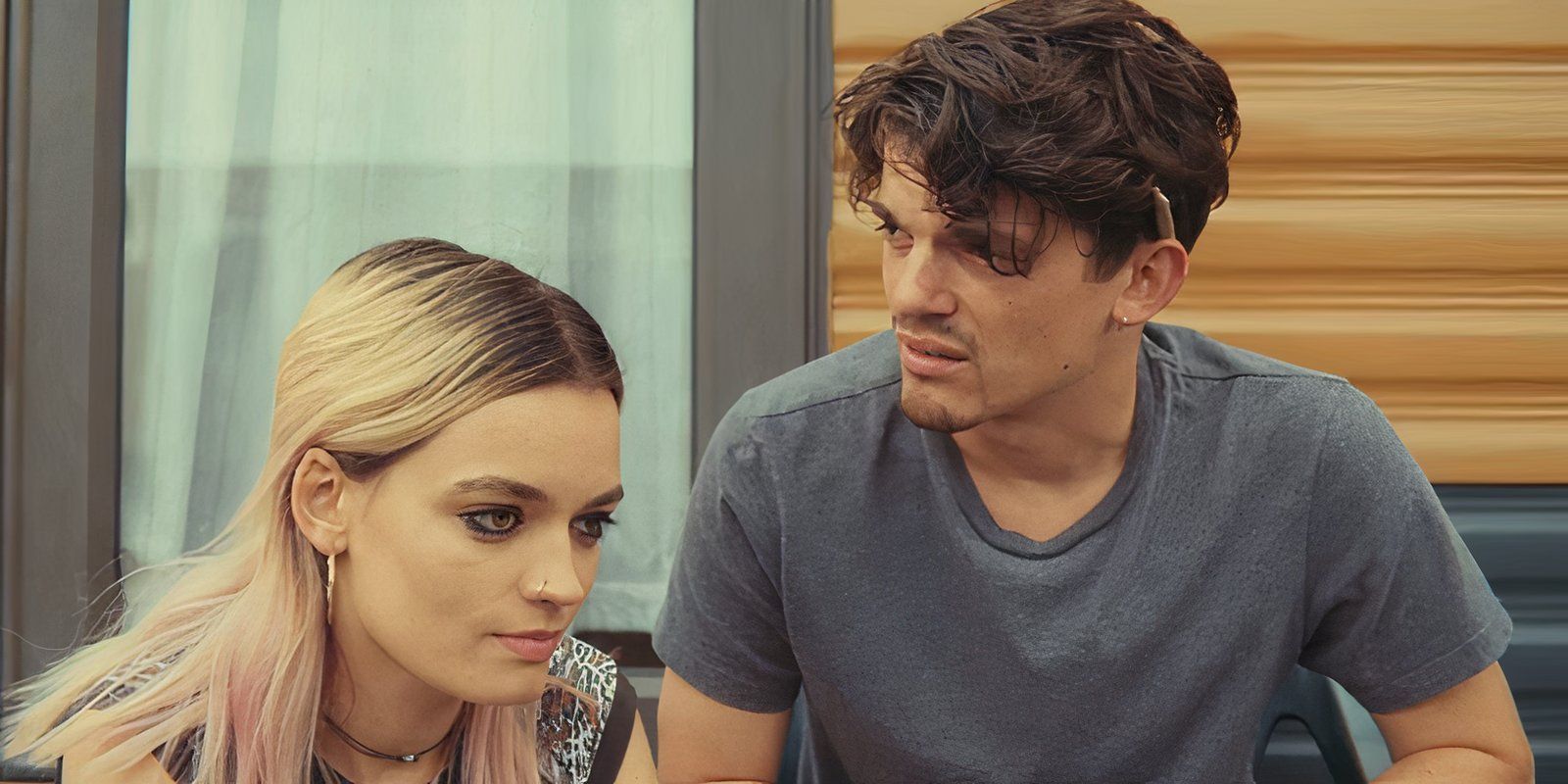 Edward Bluemel como Sean y Emma Mackey como Maeve en Sex Education