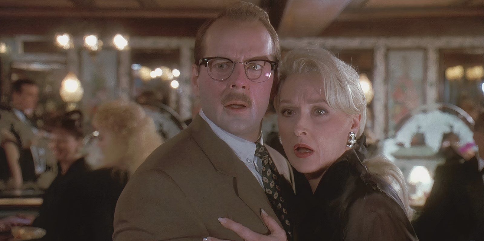 Ernest (Bruce Willis) and Madeline (Meryl Streep) looking shocked in the same direction in Death Becomes Her