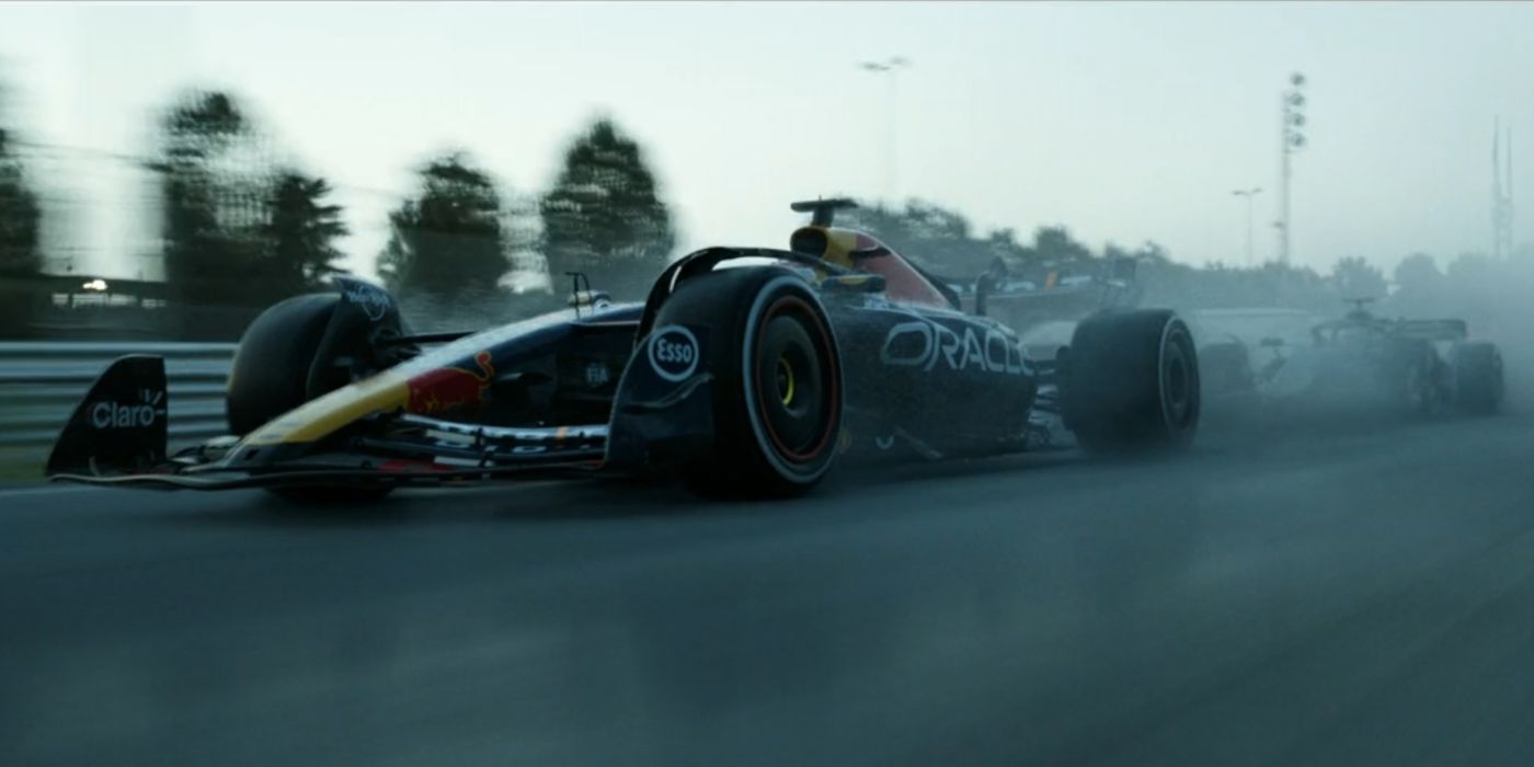 Coches de F1 corriendo bajo la lluvia.