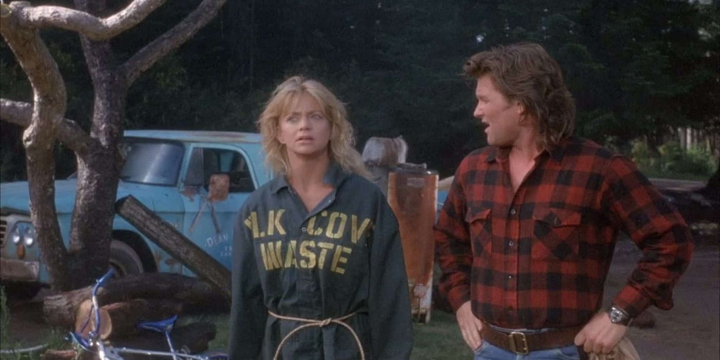 Dean (Kurt Russell) and Joanna (Goldie Hawn) standing in Dean's yard in Overboard