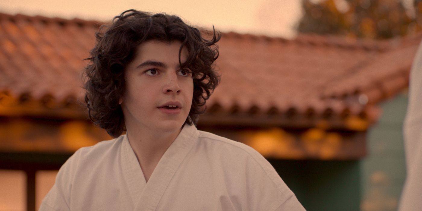 Griffin Santopietro como Anthony LaRusso con un gi blanco en Cobra Kai Temporada 6 Parte 1.