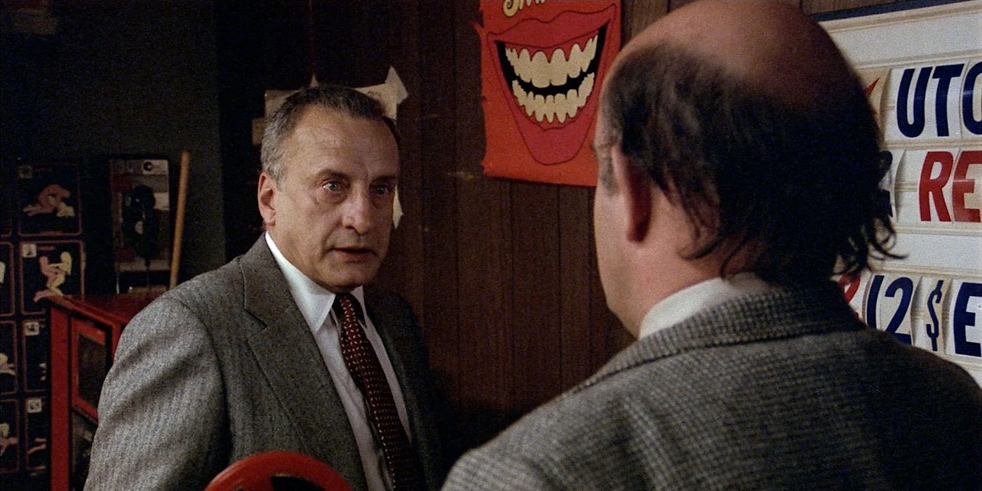 George C. Scott, que interpreta a Jake Van Dorn, habla con Peter Boyle, que interpreta a Andy Mast, en Hardcore.