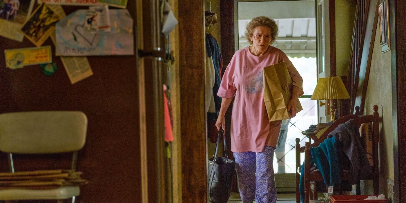 Glenn Close como Bonnie "de la madre" Vance de Hillbilly Elegy, con una bolsa en la mano.