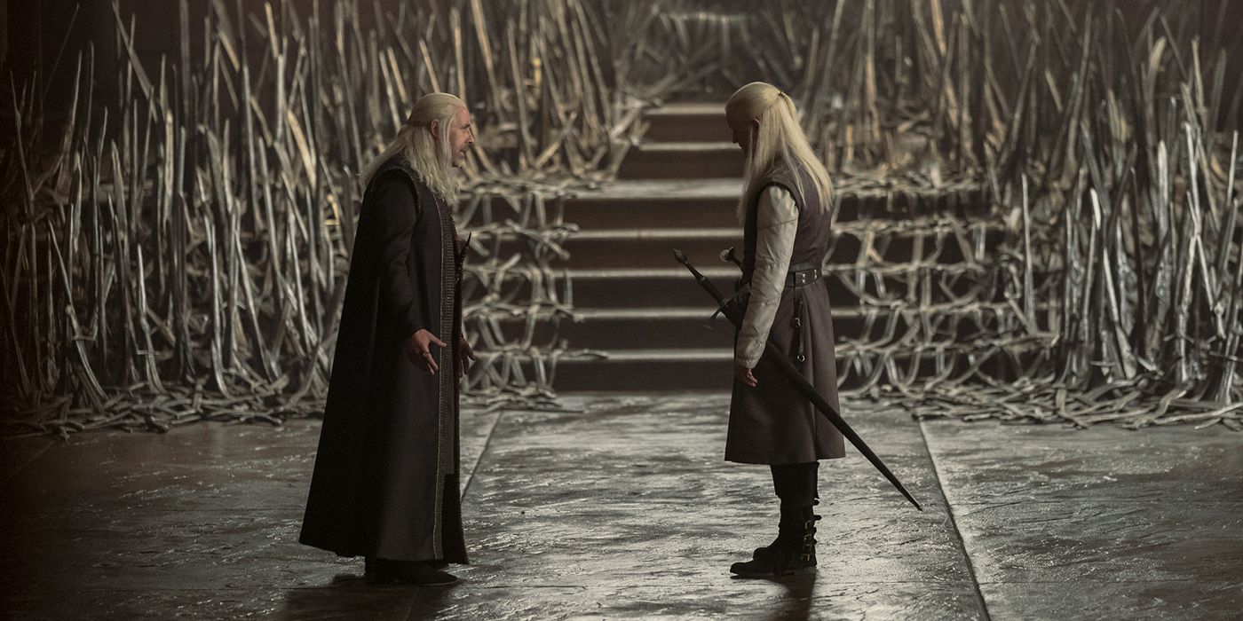 Paddy Considine (Viserys) habla con Matt Smith (Daemon) frente al Trono de Hierro en House of Dragon Temporada 1 Episodio 1