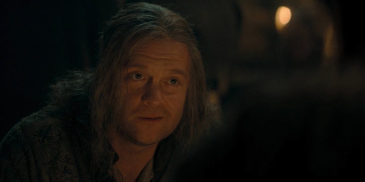 Tom Bennett, quien interpreta al Lobo Blanco, habla durante la escena de la taberna en la temporada 2 de House of Dragons.