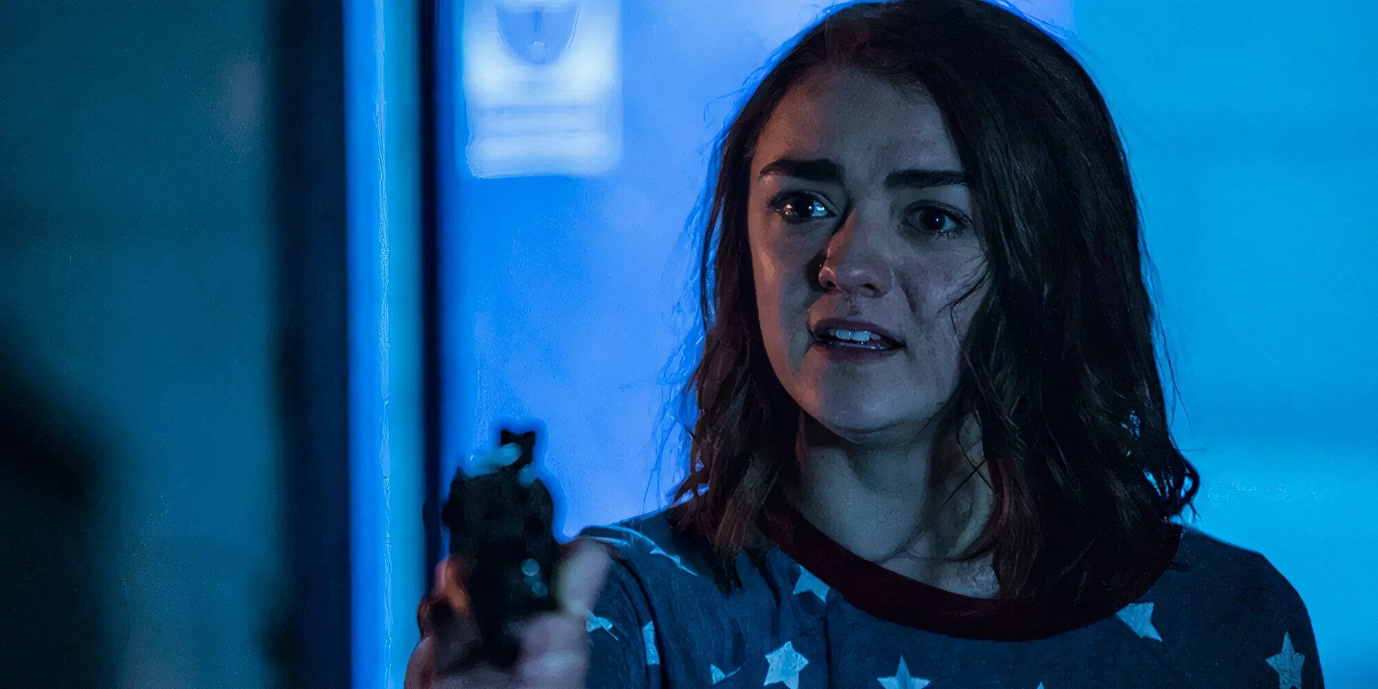 Maisie Williams as Lucy Walker pointing a handgun in &lsquo;iBoy&rsquo; (2017)