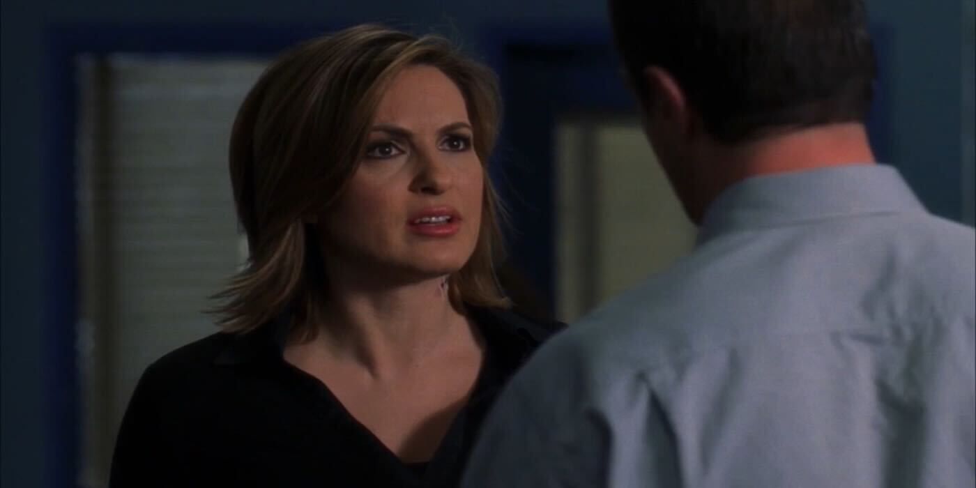 Benson and Stabler angrily talking with one another in SVU. 