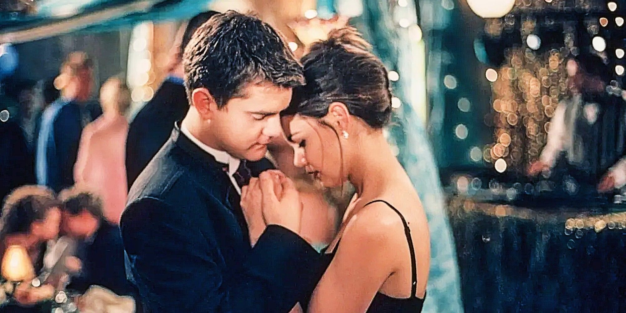 Pacey Witter and Joey Potter slow-dancing with their eyes closed at Prom in Dawson's Creek