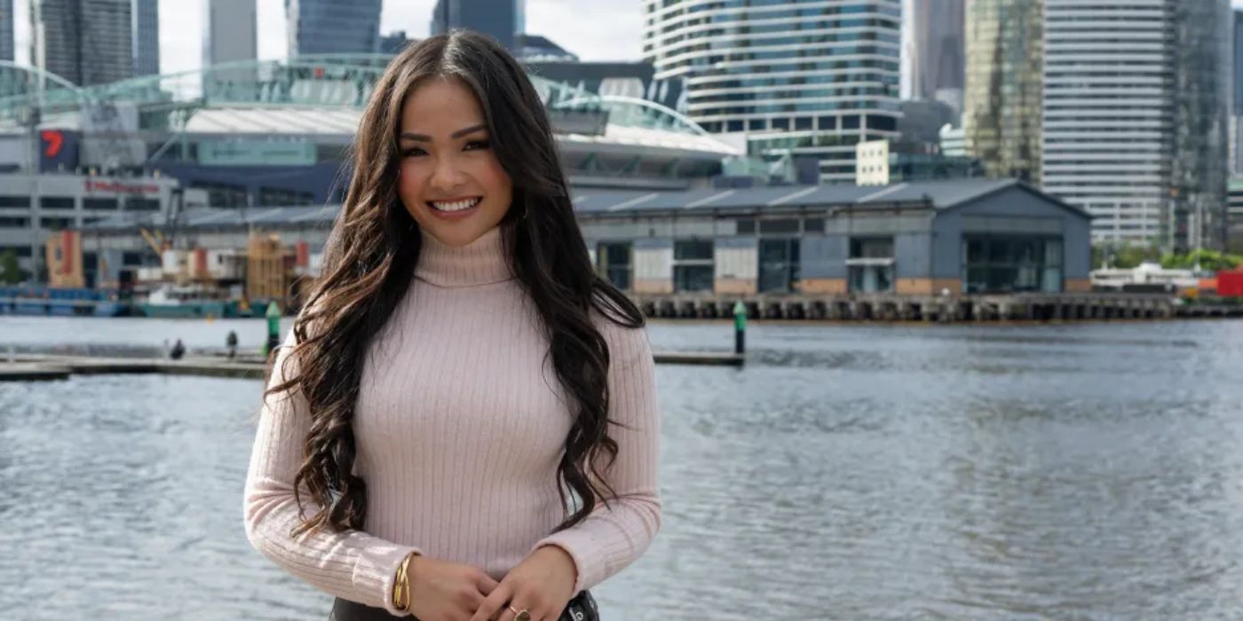 Jen Tran sonríe frente al océano mientras viaja a Australia en la temporada 21, episodio 3 de 'The Bachelorette'