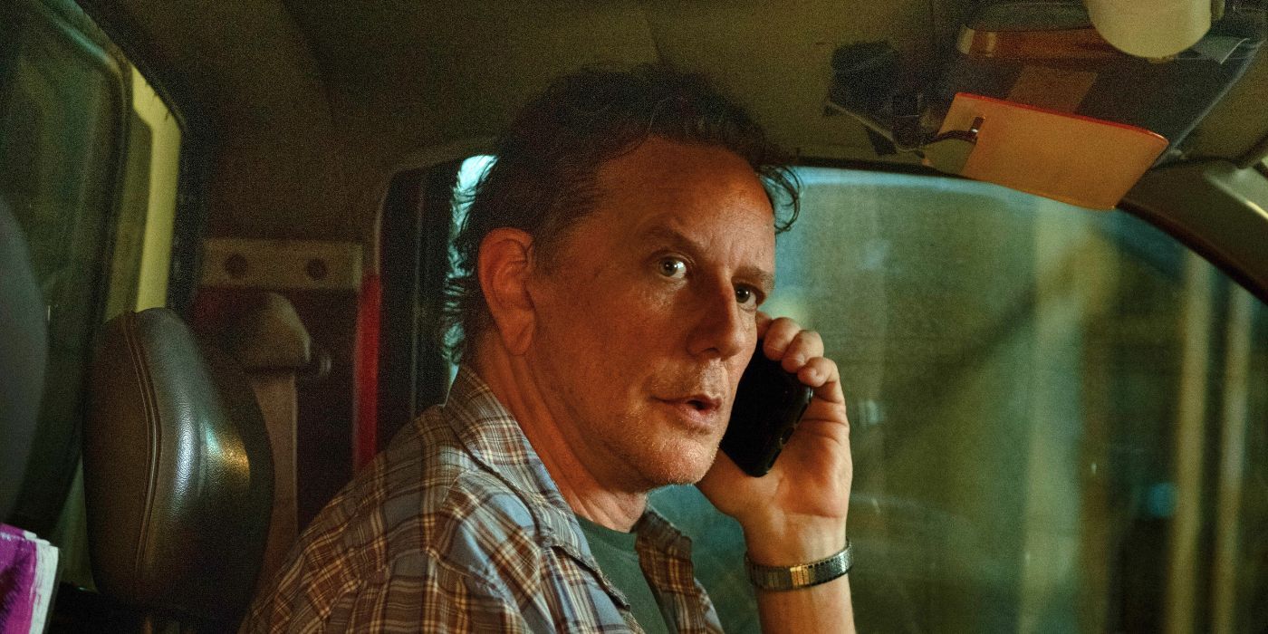 El jutge Reinhold al seu telèfon mentre estava assegut en una furgoneta com Billy Rosewood a Beverly Hills Cop: Axel F.