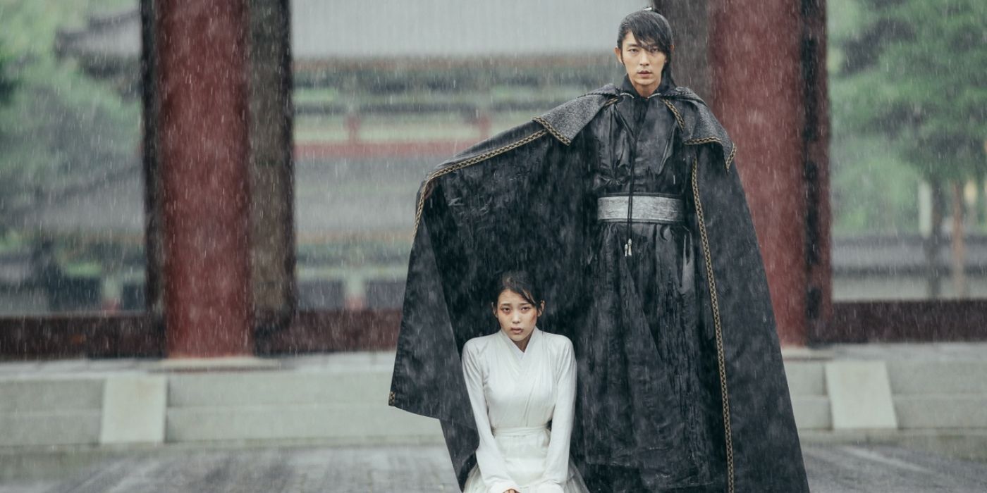 Lee Joon-Gi usa sua capa para proteger a chuva enquanto ela se ajoelha nos amantes da lua, Scarlet Heart Ryeo.