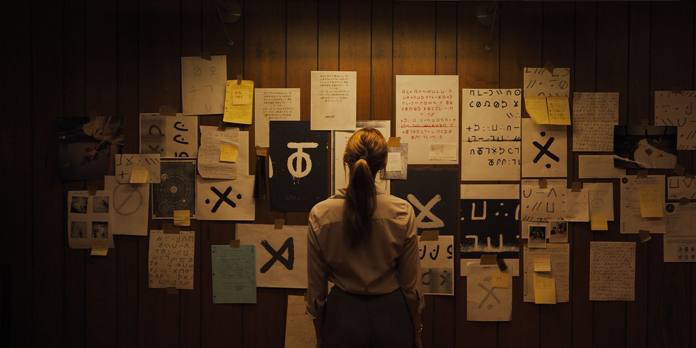 Lee Harker looking at an evidence board in Longlegs (2024).