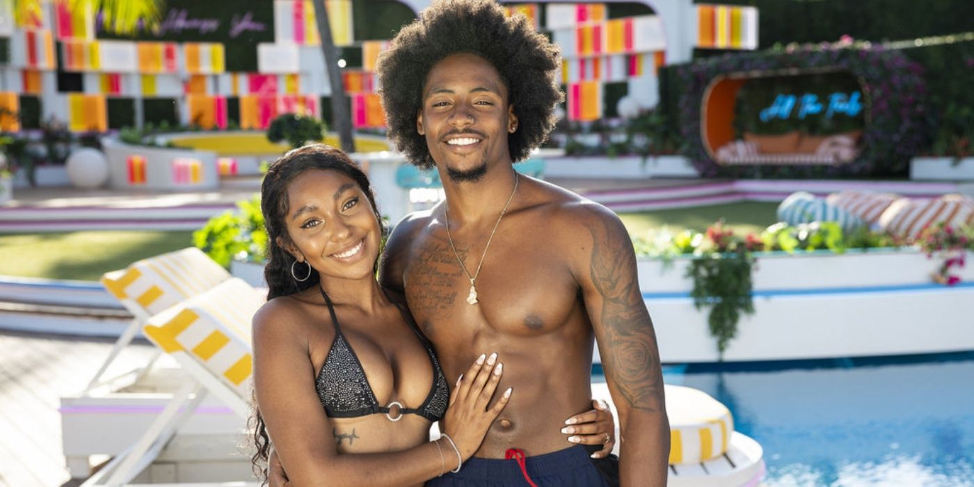 Daia McGhee and Kordell Beckham stand next to each other in front of the pool of “Love Island USA”.