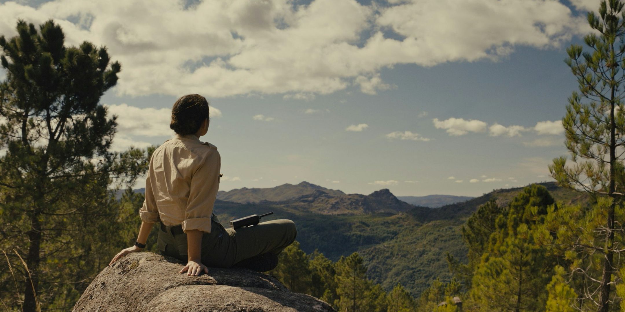 Georgina Campbell como Lennon mirando hacia el bosque en Lovely, Dark, Deep