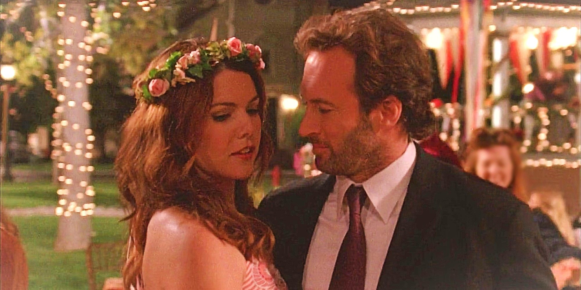 Luke Danes and Lorelai Gilmore slow-dancing at Liz's wedding in Gilmore Girls