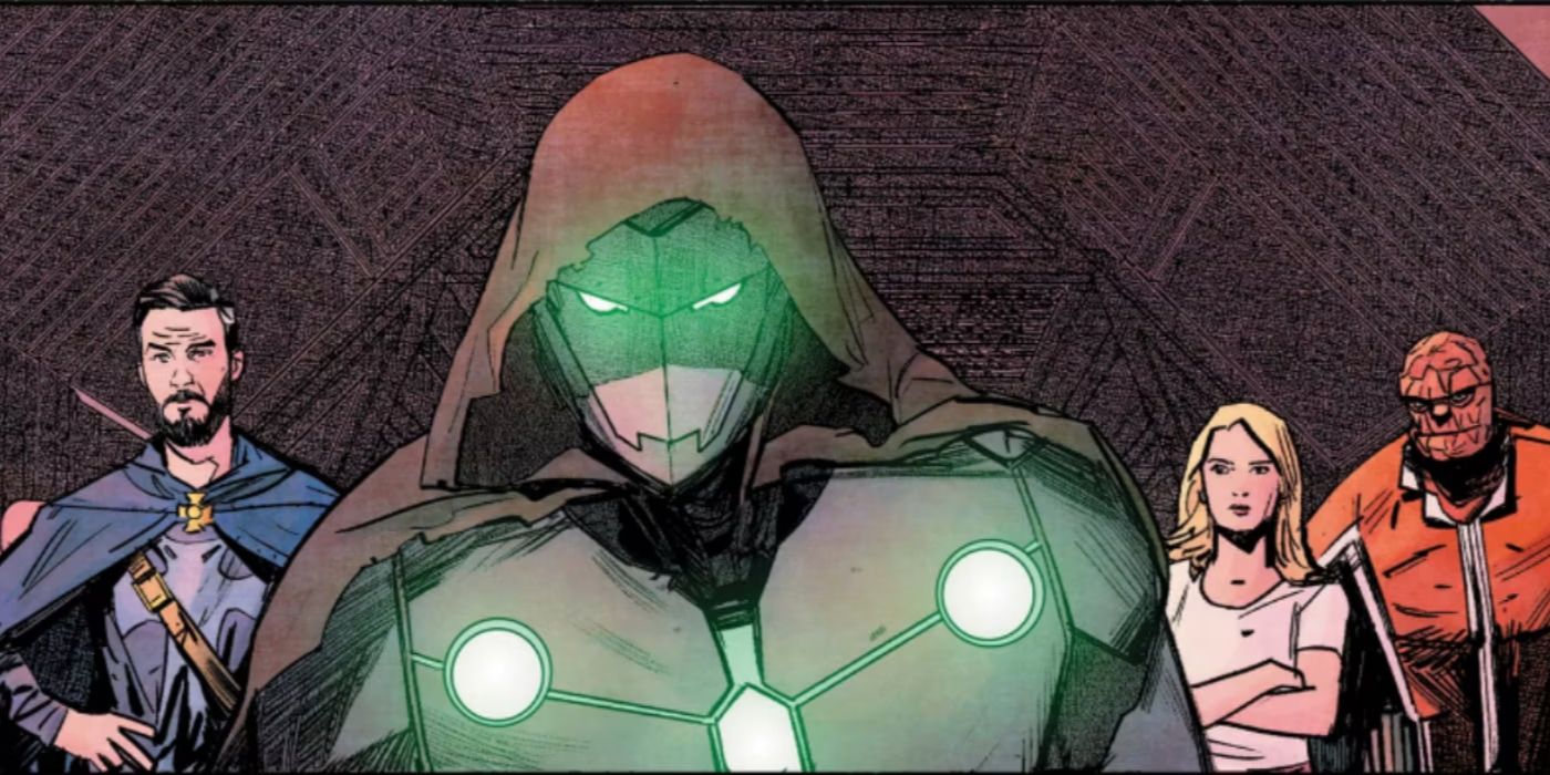 El Dr. Victor von Doom como Iron Man mira fijamente la pantalla, vistiendo una armadura similar a la de Iron Man pero con una capucha y un color gris verdoso, así como Mister Fantastic, Sue Storm y The Thing parados detrás de él y vigilándolo. en la historia de Marvel Comics 